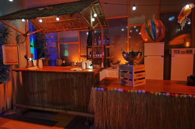 Miniature DJ Chauconin-Neufmontiers (Seine-et-Marne) - Sound Prestige #6 Un jacuzzi gonflable installé dans un espace intérieur décoré avec un bar en bois, des lumières colorées et du sable.