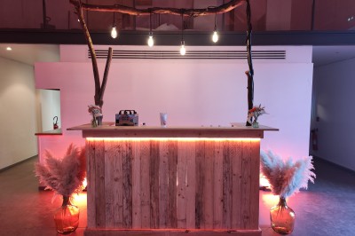 Miniature DJ Chauconin-Neufmontiers (Seine-et-Marne) - Sound Prestige #7 Un jacuzzi gonflable installé dans un espace intérieur décoré avec un bar en bois, des lumières colorées et du sable.