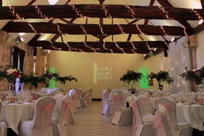 Miniature DJ Chauconin-Neufmontiers (Seine-et-Marne) - Sound Prestige #9 Un jacuzzi gonflable installé dans un espace intérieur décoré avec un bar en bois, des lumières colorées et du sable.