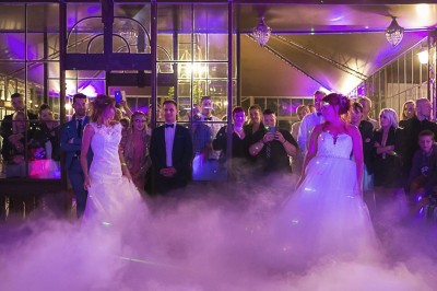 Miniature DJ Chauconin-Neufmontiers (Seine-et-Marne) - Sound Prestige #10 Un jacuzzi gonflable installé dans un espace intérieur décoré avec un bar en bois, des lumières colorées et du sable.