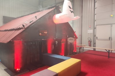 Miniature DJ Chauconin-Neufmontiers (Seine-et-Marne) - Sound Prestige #11 Un jacuzzi gonflable installé dans un espace intérieur décoré avec un bar en bois, des lumières colorées et du sable.