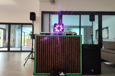 Miniature DJ Chauconin-Neufmontiers (Seine-et-Marne) - Sound Prestige #12 Un jacuzzi gonflable installé dans un espace intérieur décoré avec un bar en bois, des lumières colorées et du sable.