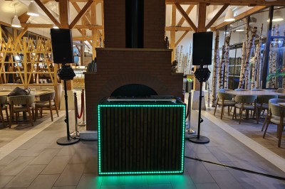 Miniature DJ Chauconin-Neufmontiers (Seine-et-Marne) - Sound Prestige #13 Un jacuzzi gonflable installé dans un espace intérieur décoré avec un bar en bois, des lumières colorées et du sable.