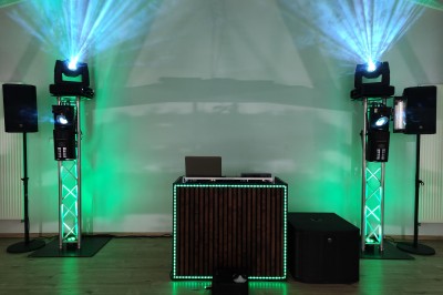 Miniature DJ Chauconin-Neufmontiers (Seine-et-Marne) - Sound Prestige #14 Un jacuzzi gonflable installé dans un espace intérieur décoré avec un bar en bois, des lumières colorées et du sable.