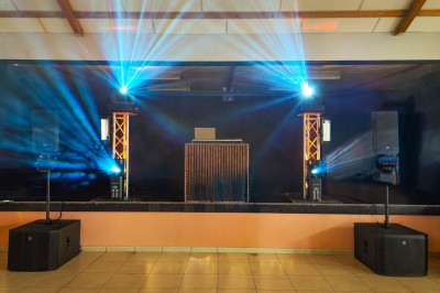 Miniature DJ Chauconin-Neufmontiers (Seine-et-Marne) - Sound Prestige #2 Un jacuzzi gonflable installé dans un espace intérieur décoré avec un bar en bois, des lumières colorées et du sable.