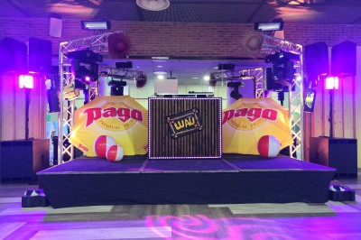 Miniature DJ Chauconin-Neufmontiers (Seine-et-Marne) - Sound Prestige #15 Un jacuzzi gonflable installé dans un espace intérieur décoré avec un bar en bois, des lumières colorées et du sable.