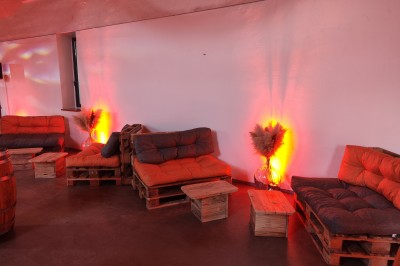 Miniature DJ Chauconin-Neufmontiers (Seine-et-Marne) - Sound Prestige #16 Un jacuzzi gonflable installé dans un espace intérieur décoré avec un bar en bois, des lumières colorées et du sable.