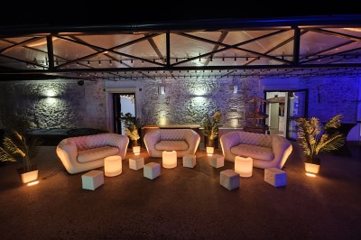 Miniature DJ Chauconin-Neufmontiers (Seine-et-Marne) - Sound Prestige #18 Un jacuzzi gonflable installé dans un espace intérieur décoré avec un bar en bois, des lumières colorées et du sable.