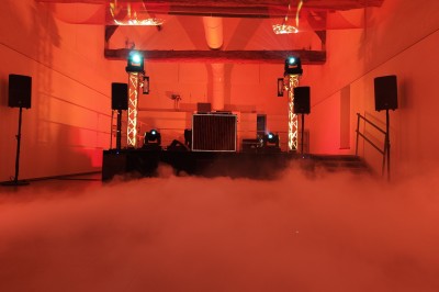 Miniature DJ Chauconin-Neufmontiers (Seine-et-Marne) - Sound Prestige #5 Un jacuzzi gonflable installé dans un espace intérieur décoré avec un bar en bois, des lumières colorées et du sable.