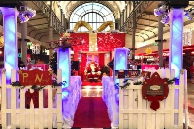 Miniature DJ Chauconin-Neufmontiers (Seine-et-Marne) - Sound Prestige #3 Un jacuzzi gonflable installé dans un espace intérieur décoré avec un bar en bois, des lumières colorées et du sable.