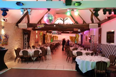 Miniature DJ Chauconin-Neufmontiers (Seine-et-Marne) - Sound Prestige #21 Un jacuzzi gonflable installé dans un espace intérieur décoré avec un bar en bois, des lumières colorées et du sable.