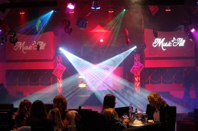 Miniature DJ Chauconin-Neufmontiers (Seine-et-Marne) - Sound Prestige #4 Un jacuzzi gonflable installé dans un espace intérieur décoré avec un bar en bois, des lumières colorées et du sable.