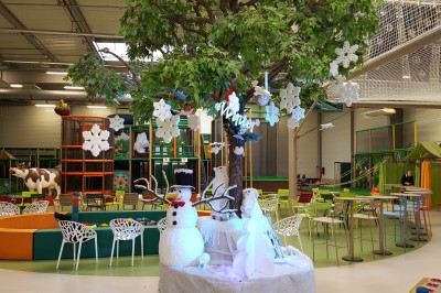 Miniature DJ Chauconin-Neufmontiers (Seine-et-Marne) - Sound Prestige #24 Un jacuzzi gonflable installé dans un espace intérieur décoré avec un bar en bois, des lumières colorées et du sable.