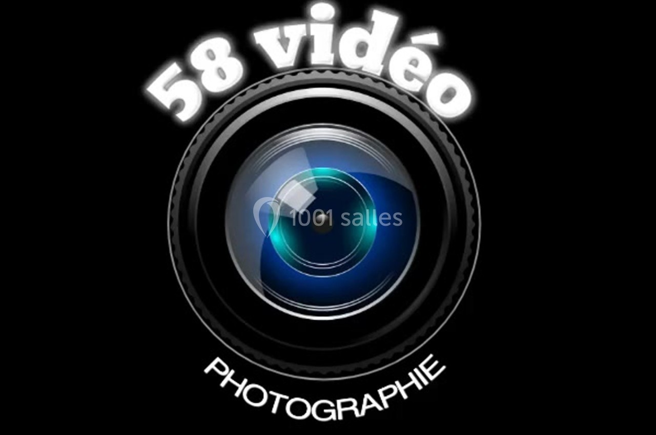 Illustration d'un objectif d'appareil photo avec les mots ’58 vidéo’ et ’photographie’ intégrés au design.