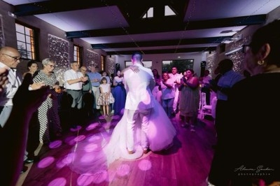 Miniature DJ Claye-Souilly (Seine-et-Marne) - Dj Creat Events Animations #7 Un couple danse au centre d'une piste éclairée par des projecteurs violets et des étincelles, entouré de spectateurs.