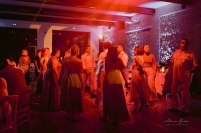 Miniature DJ Claye-Souilly (Seine-et-Marne) - Dj Creat Events Animations #8 Un couple danse au centre d'une piste éclairée par des projecteurs violets et des étincelles, entouré de spectateurs.