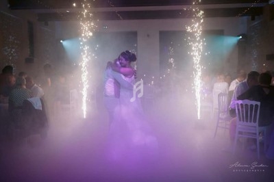 Miniature DJ Claye-Souilly (Seine-et-Marne) - Dj Creat Events Animations #2 Un couple danse au centre d'une piste éclairée par des projecteurs violets et des étincelles, entouré de spectateurs.