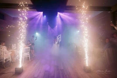 Miniature DJ Claye-Souilly (Seine-et-Marne) - Dj Creat Events Animations #4 Un couple danse au centre d'une piste éclairée par des projecteurs violets et des étincelles, entouré de spectateurs.