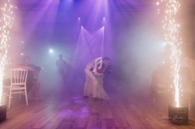 Miniature DJ Claye-Souilly (Seine-et-Marne) - Dj Creat Events Animations #9 Un couple danse au centre d'une piste éclairée par des projecteurs violets et des étincelles, entouré de spectateurs.