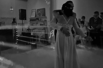 Miniature DJ Grillon (Vaucluse) - Dj Greg #3 Installation de matériel de sonorisation et éclairage avec une table de mixage dans une salle décorée pour un anniversaire.