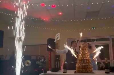 Miniature DJ Grillon (Vaucluse) - Dj Greg #5 Installation de matériel de sonorisation et éclairage avec une table de mixage dans une salle décorée pour un anniversaire.