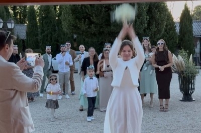 Miniature DJ Grillon (Vaucluse) - Dj Greg #6 Installation de matériel de sonorisation et éclairage avec une table de mixage dans une salle décorée pour un anniversaire.