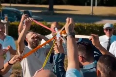 Miniature DJ Grillon (Vaucluse) - Dj Greg #7 Installation de matériel de sonorisation et éclairage avec une table de mixage dans une salle décorée pour un anniversaire.