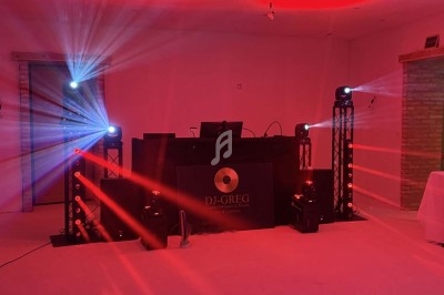 Miniature DJ Grillon (Vaucluse) - Dj Greg #12 Installation de matériel de sonorisation et éclairage avec une table de mixage dans une salle décorée pour un anniversaire.