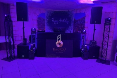Miniature DJ Grillon (Vaucluse) - Dj Greg #13 Installation de matériel de sonorisation et éclairage avec une table de mixage dans une salle décorée pour un anniversaire.