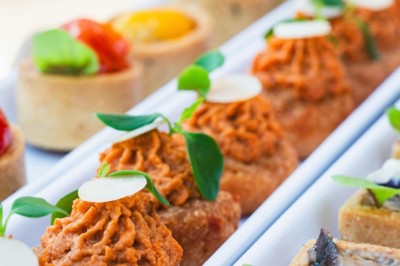 Miniature Traiteur Paris 18 (Paris) - Traiteur Harmonia #10 Desserts variés présentés dans des verrines, incluant des mousses, fruits frais et pâtisseries en arrière-plan.