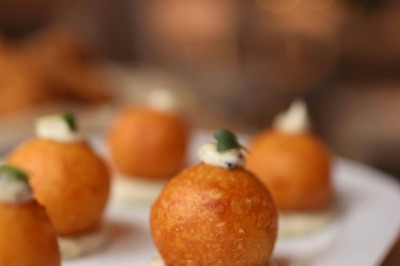 Miniature Traiteur Paris 18 (Paris) - Traiteur Harmonia #8 Desserts variés présentés dans des verrines, incluant des mousses, fruits frais et pâtisseries en arrière-plan.