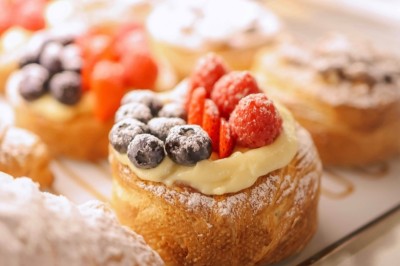 Miniature Traiteur Paris 18 (Paris) - Traiteur Harmonia #12 Desserts variés présentés dans des verrines, incluant des mousses, fruits frais et pâtisseries en arrière-plan.