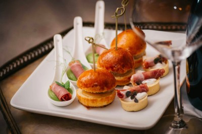 Miniature Traiteur Paris 18 (Paris) - Traiteur Harmonia #5 Desserts variés présentés dans des verrines, incluant des mousses, fruits frais et pâtisseries en arrière-plan.