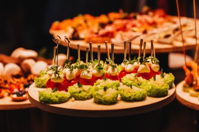 Miniature Traiteur Paris 18 (Paris) - Traiteur Harmonia #3 Desserts variés présentés dans des verrines, incluant des mousses, fruits frais et pâtisseries en arrière-plan.