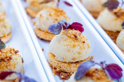 Miniature Traiteur Paris 18 (Paris) - Traiteur Harmonia #2 Desserts variés présentés dans des verrines, incluant des mousses, fruits frais et pâtisseries en arrière-plan.