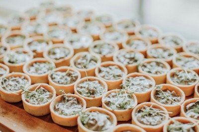 Miniature Traiteur Paris 18 (Paris) - Traiteur Harmonia #6 Desserts variés présentés dans des verrines, incluant des mousses, fruits frais et pâtisseries en arrière-plan.