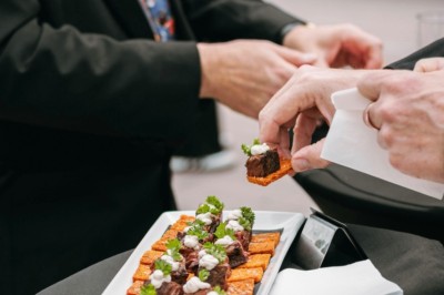 Miniature Traiteur Paris 18 (Paris) - Traiteur Harmonia #7 Desserts variés présentés dans des verrines, incluant des mousses, fruits frais et pâtisseries en arrière-plan.