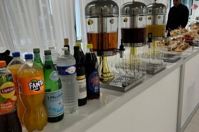 Miniature Traiteur Crosne (Essonne) - Aux Tulipes Traiteur #7 Assiette de burrata garnie de tomates cerises colorées et décorée d'une fleur violette sur une assiette blanche.