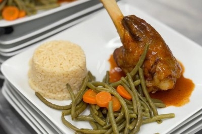 Miniature Traiteur Crosne (Essonne) - Aux Tulipes Traiteur #14 Assiette de burrata garnie de tomates cerises colorées et décorée d'une fleur violette sur une assiette blanche.