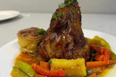 Miniature Traiteur Crosne (Essonne) - Aux Tulipes Traiteur #15 Assiette de burrata garnie de tomates cerises colorées et décorée d'une fleur violette sur une assiette blanche.