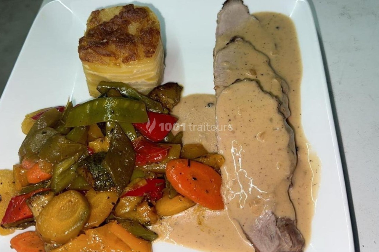 Assiette composée de tranches de viande en sauce, gratin dauphinois et légumes sautés colorés.