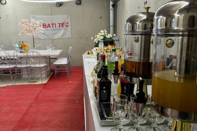 Miniature Traiteur Crosne (Essonne) - Aux Tulipes Traiteur #32 Assiette de burrata garnie de tomates cerises colorées et décorée d'une fleur violette sur une assiette blanche.