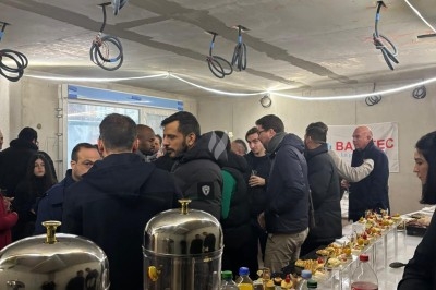 Miniature Traiteur Crosne (Essonne) - Aux Tulipes Traiteur #33 Assiette de burrata garnie de tomates cerises colorées et décorée d'une fleur violette sur une assiette blanche.