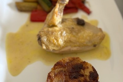 Miniature Traiteur Crosne (Essonne) - Aux Tulipes Traiteur #38 Assiette de burrata garnie de tomates cerises colorées et décorée d'une fleur violette sur une assiette blanche.