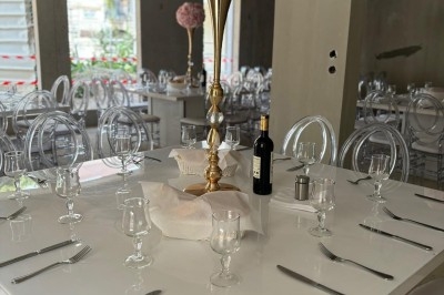 Miniature Traiteur Crosne (Essonne) - Aux Tulipes Traiteur #10 Assiette de burrata garnie de tomates cerises colorées et décorée d'une fleur violette sur une table blanche.