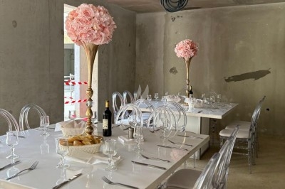 Miniature Traiteur Crosne (Essonne) - Aux Tulipes Traiteur #11 Assiette de burrata garnie de tomates cerises colorées et décorée d'une fleur violette sur une table blanche.