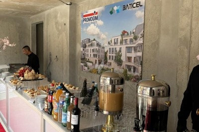 Miniature Traiteur Crosne (Essonne) - Aux Tulipes Traiteur #2 Assiette de burrata garnie de tomates cerises colorées et décorée d'une fleur violette sur une table blanche.