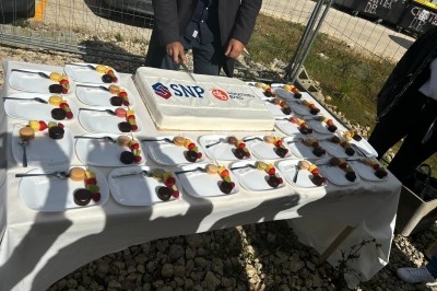 Miniature Traiteur Crosne (Essonne) - Aux Tulipes Traiteur #16 Assiette de burrata garnie de tomates cerises colorées et décorée d'une fleur violette sur une table blanche.
