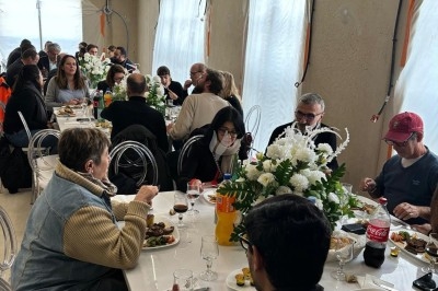 Miniature Traiteur Crosne (Essonne) - Aux Tulipes Traiteur #22 Assiette de burrata garnie de tomates cerises colorées et décorée d'une fleur violette sur une table blanche.
