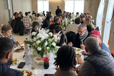Miniature Traiteur Crosne (Essonne) - Aux Tulipes Traiteur #23 Assiette de burrata garnie de tomates cerises colorées et décorée d'une fleur violette sur une table blanche.